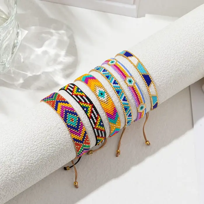 Bracelet de perles de riz bohémien, géométrie multicolore, tissage à la main, alliage de personnalité, simplicité populaire, bracelet de perles réglable