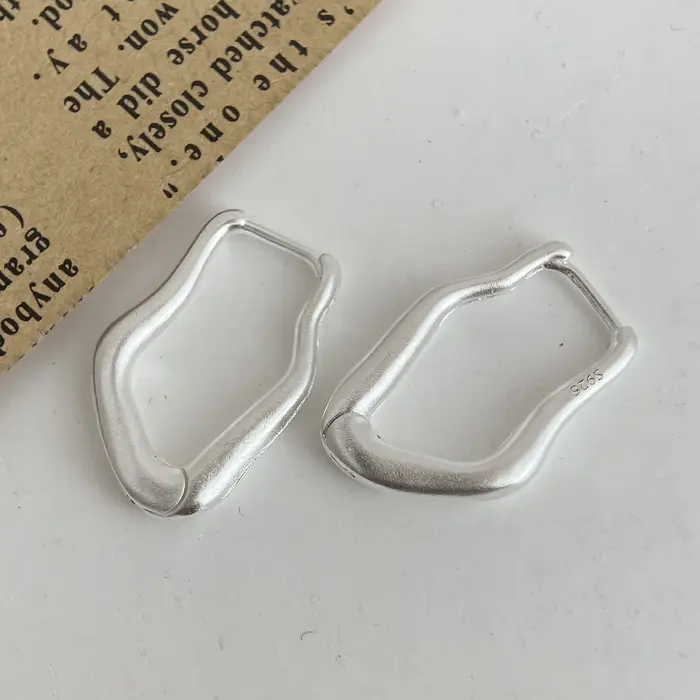 Boucles d'oreilles en argent regardé 925 serties de pierres précieuses en forme de carillon élégantes pour femmes occasions spéciales et cadeaux de fête