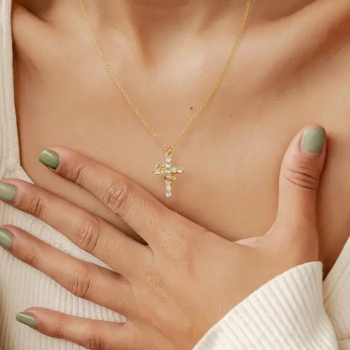 Collier croix en or 14 carats avec zircons cubiques pour femme élégant pour occasions spéciales comme anniversaire et cérémonies
