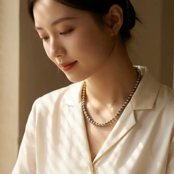 Collier rétro français de niche en acier au titane avec chaîne perlée faite main et perles d'imitation colorées pour femmes style fairy wind occasions spéciales