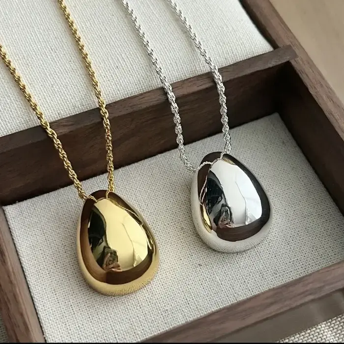 Collier avec pendentif en forme de larme en métal lisse pour femmes