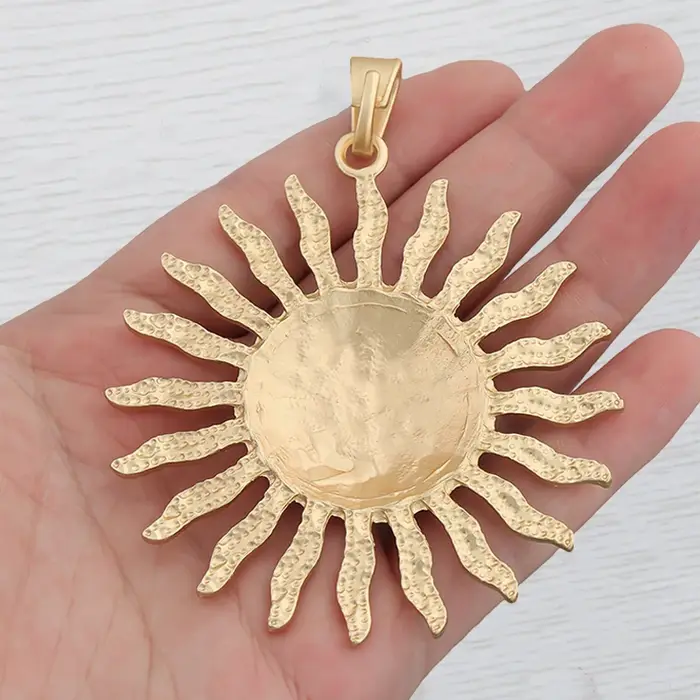 Grand pendentif tournesol couleur or mat
