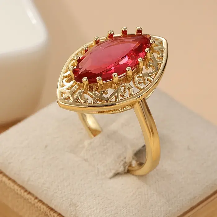 Magnifique bague pour femme en or incrusté de CZ rouge, géométrique et ajourée, pour le quotidien et