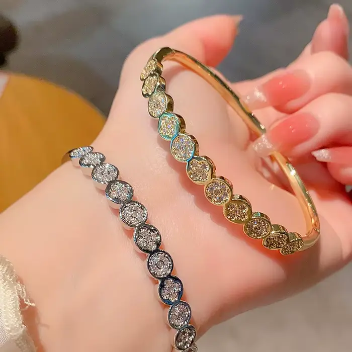 Bracelet de mode couleur or 24 carats élégant pour femmes avec fonction tracker de fitness et design squelette pour occasions spéciales