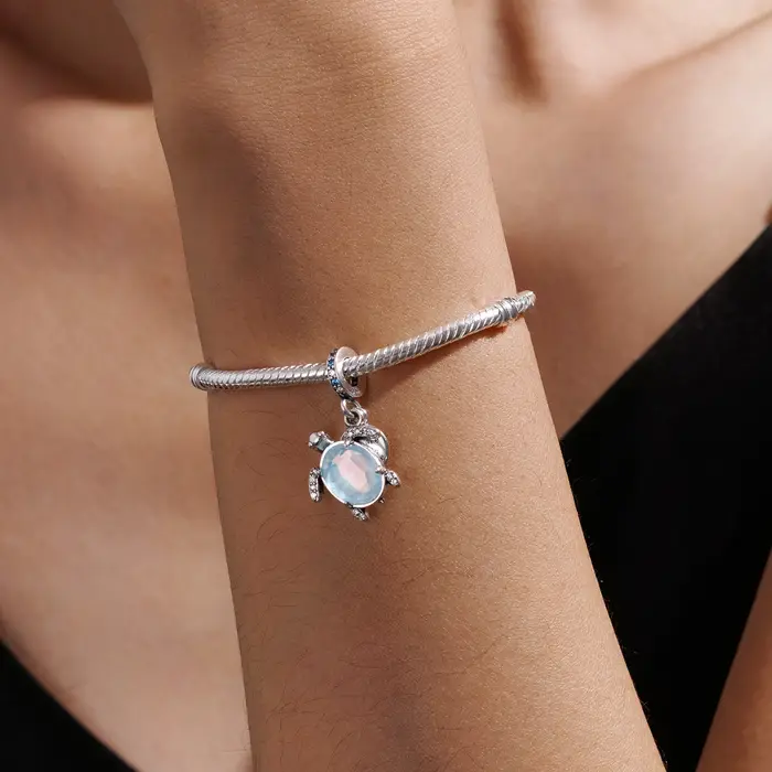 Pendentif tortue de mer en argent 925 avec incrustation de pierre de lune bleue