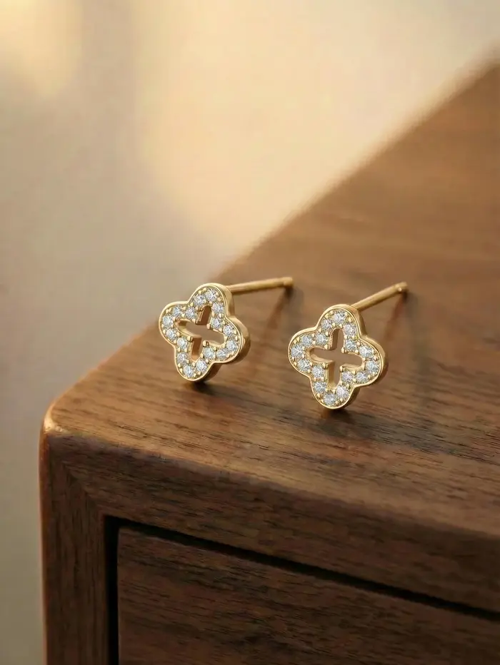Boucles d'oreilles clous en argent S925 plaqué or 18 carats avec trèfle et zircon cubique