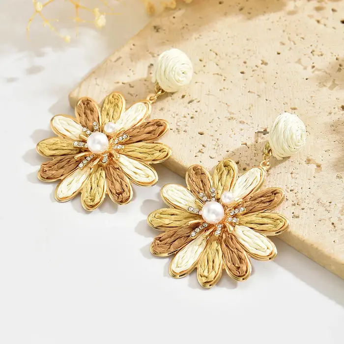 Boucles d'oreilles bohémiennes élégantes et colorées en forme de fleur de raphia pour femmes et filles