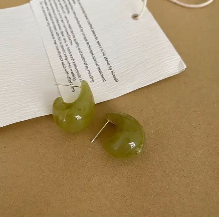 Boucles d'oreilles rétro simples en résine de virgule, marron ambre, géométrie stéréo, frange foncée