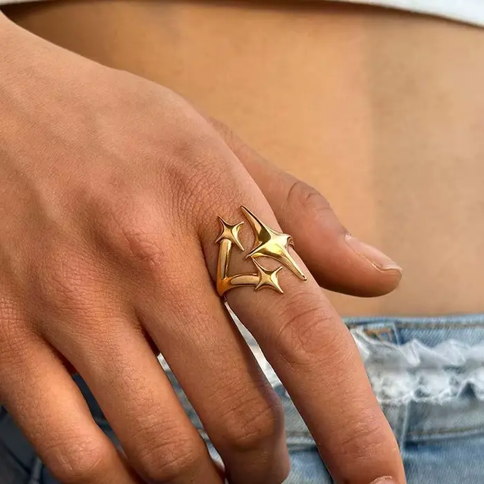 Nouvelle bague européenne et américaine en acier inoxydable, Niche Design pour adolescents, avec étoile comme un tempérament minimaliste et Cool personnalisé