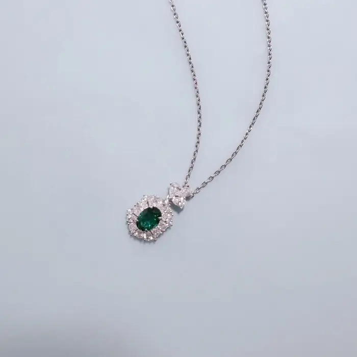 Collier pendentif en émeraude ovale de 1