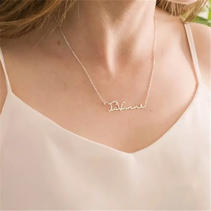Collier Personnalisé en Acier Inoxydable Ras du Cou Doré avec Motif Lettre Pour Femmes et Hommes Occasions Spéciales Cadeau Unique