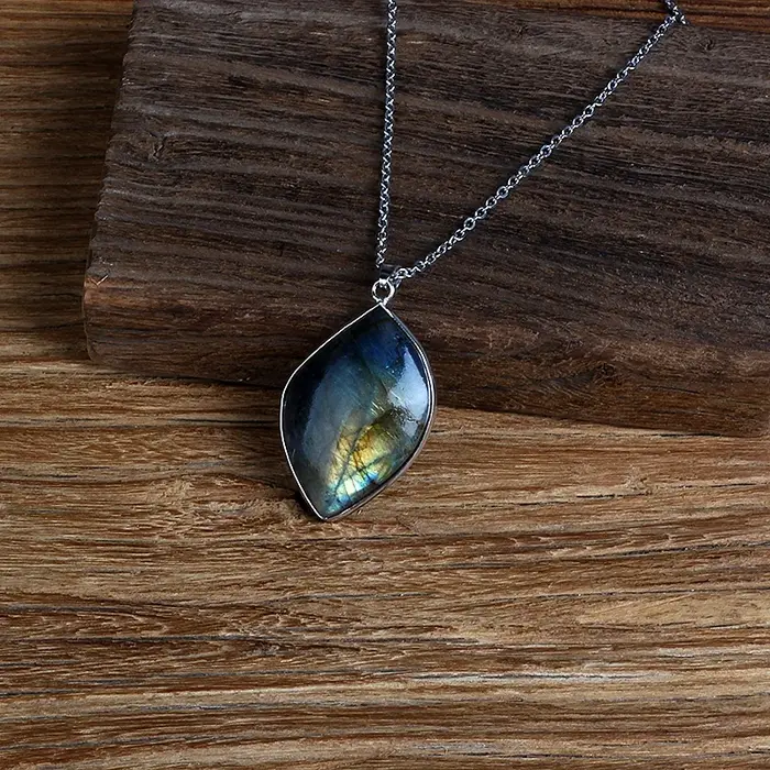 Collier en Labrumen Naturel de Forme Irrégulière