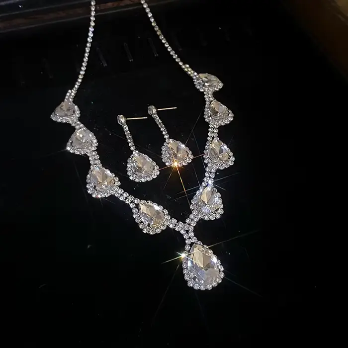 Ensemble de bijoux bohèmes en strass rouge pour femmes collier goutte d'eau et boucles d'oreilles pour occasions spéciales anniversaire mariage