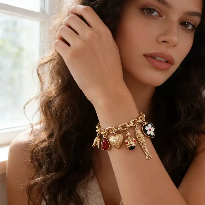 Bracelet fantaisie aux accents rouges, accessoire élégant à motifs variés, idéal pour les tenues décontractées, parfait pour les brunchs, les rendez-vous et les soirées.