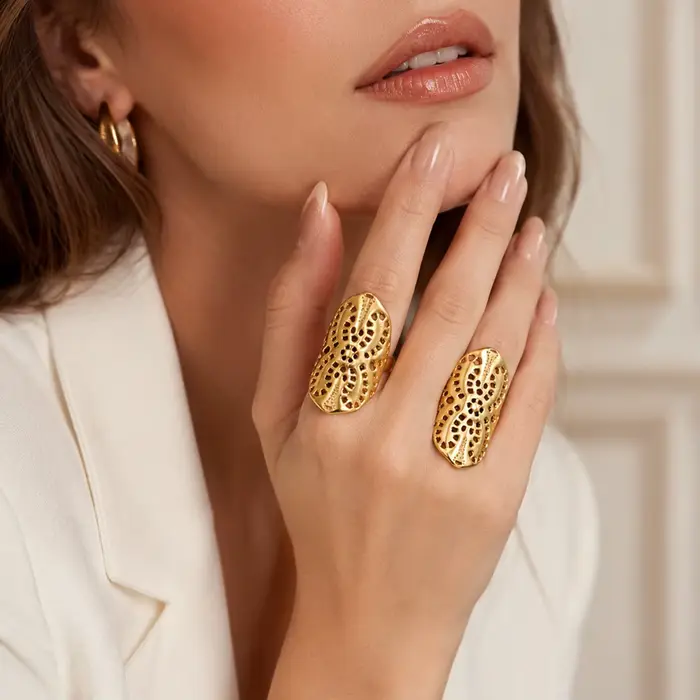 Bague en acier inoxydable plaqué or 18 carats filigrane pour femme avec design ajouré et look moderne élégant pour diverses occasions spéciales