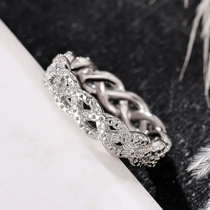 Bague en argent sterling 925 torsadée fantaisie entièrement pavée de zircons blancs pour femmes occasions spéciales alliance de mariage elegant