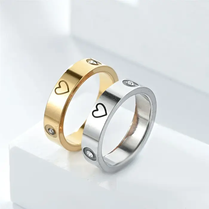 Bague en forme de cœur doré pour femmes
