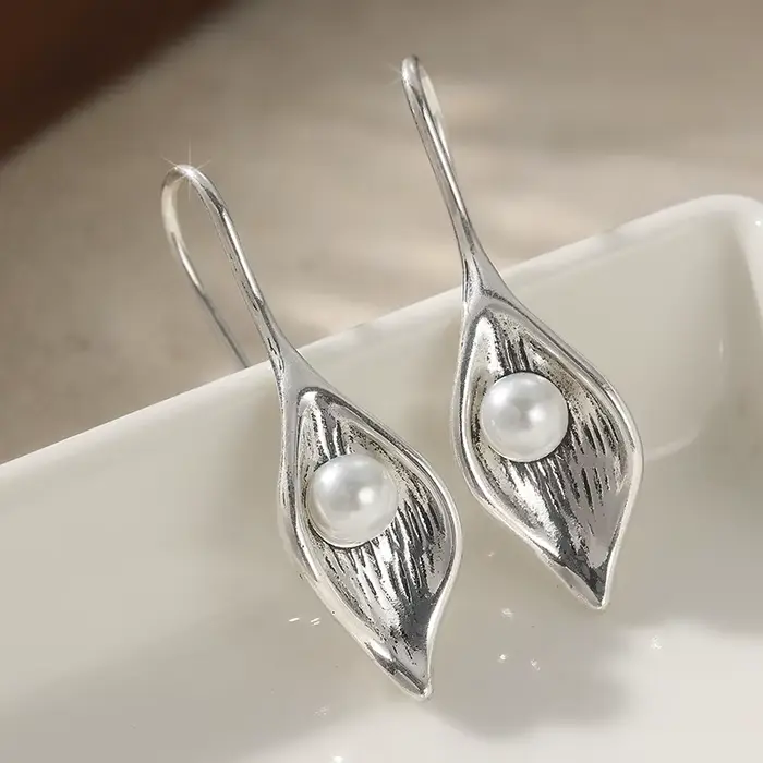 Boucles d'oreilles pendantes en feuille dorée avec imitation perle, style bohème chic, pour femmes, élégantes, luxueuses, pour banquets, anniversaires, accessoires de bijoux