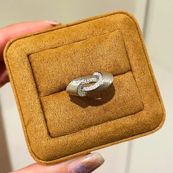 Bague Vintage Entrelacée en Plaquage Argent Sertie de Zirconium Blanc pour Femmes Occasions Spéciales Bague de Cocktail Infinie Möbius