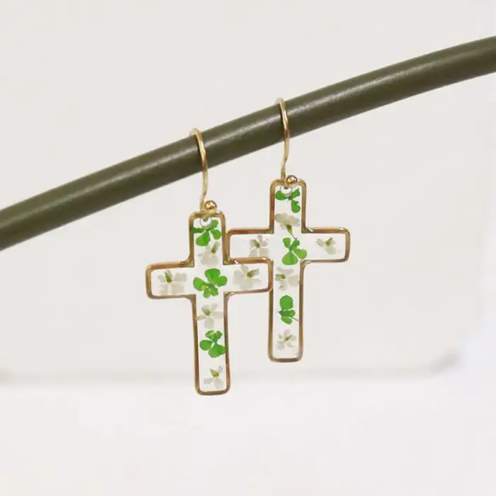 Boucles d'oreilles en résine époxy avec fleurs pressées de la série The Cross