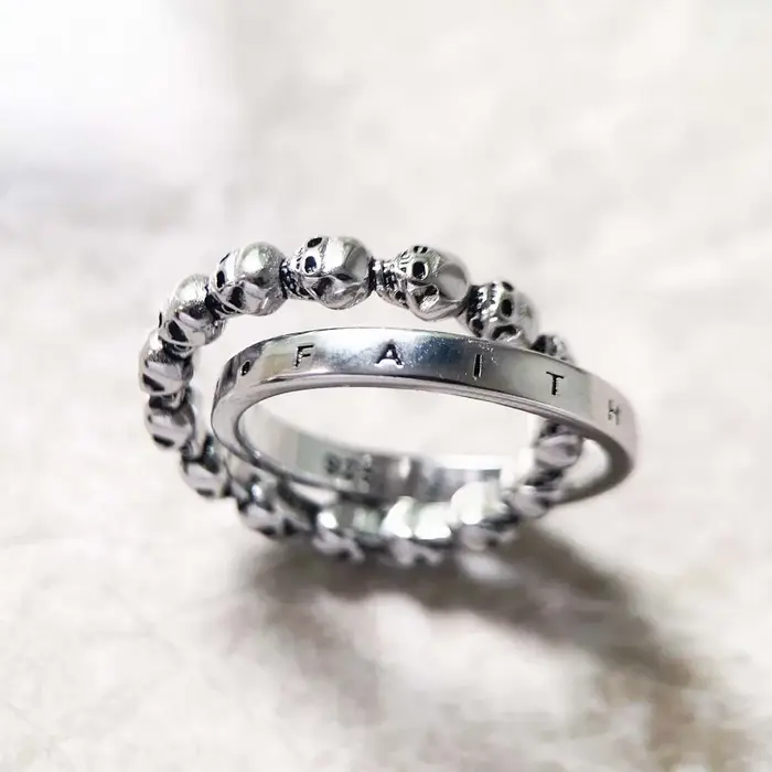 Bague crâne, amour