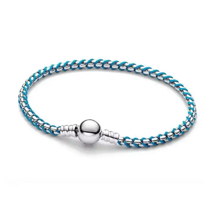 Le bracelet populaire en argent 925 présente un design bicolore et des cordons cubains tressés