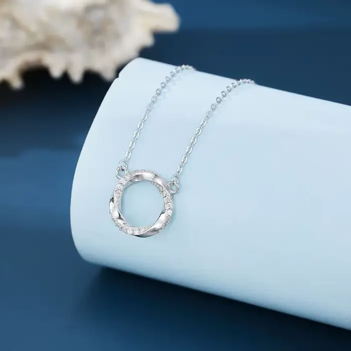 Colliers ronds en strass pour femmes, exquis et Simple, motif torsadé Mobius, cadeau, bijoux en argent Sterling 925, chaîne de clavicule de fête