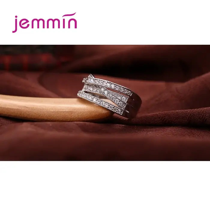 Bague en argent 925 sertie de zirconium blanc pour mariage et fiançailles élégante et moderne pour femmes occasions spéciales