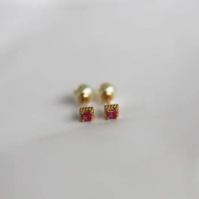 Boucles d'oreilles en argent Sterling S925 plaqué or 18 carats, Mini boucles d'oreilles carrées en Zircon rouge pour femmes avec bouchons de perles portant des boucles d'oreilles