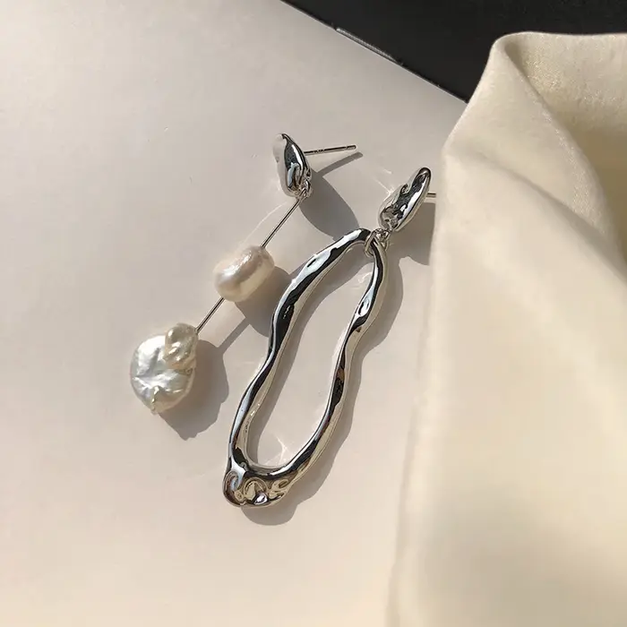 Boucles d'oreilles asymétriques élégantes
