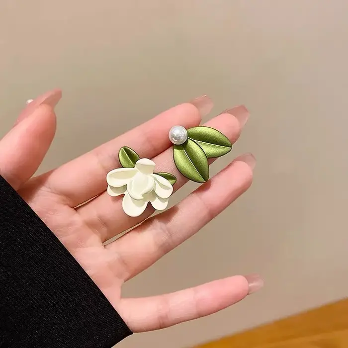 LATS 2025 asymétrie Imitation perle Gardenias boucles d'oreilles pour femmes fille nouvelle mode fleur tempérament bijoux accessoires