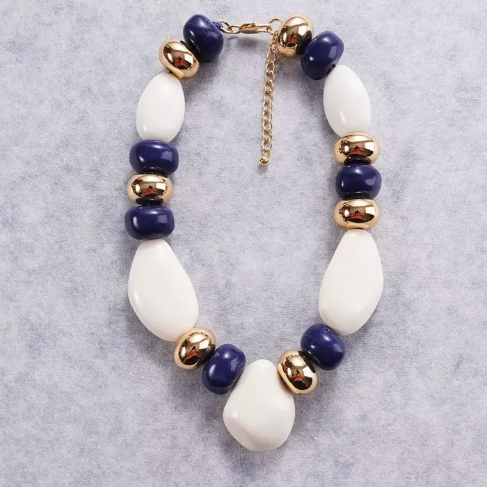 Collier élégant bleu marine, blanc et doré, orné de perles asymétriques, pour femme, idéal pour le b