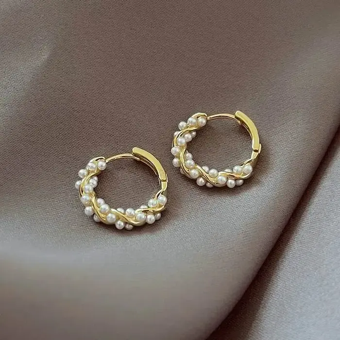 Boucles d'oreilles créoles rondes en fausses perles françaises élégantes à offrir pour femmes occasions spéciales