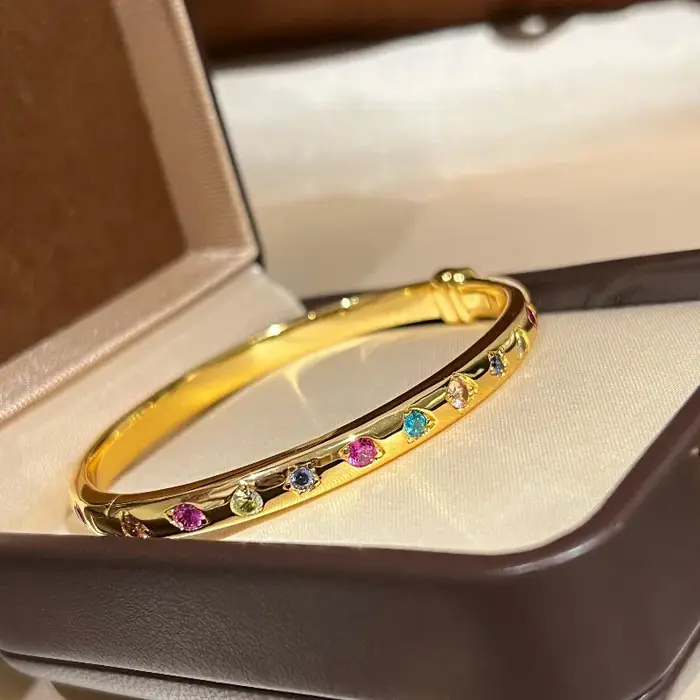 Bracelet en diamant coloré incrusté de brillant breloques design simple moderne pour femmes occasions spéciales mariage