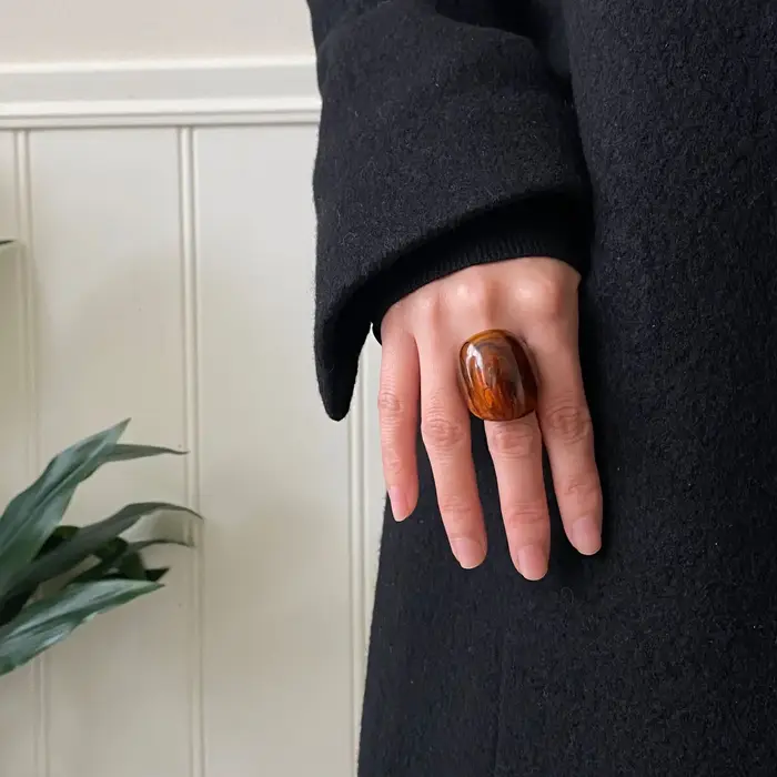 Anneau géométrique vintage punk en résine ambre exagéré pour femmes occasions spéciales
