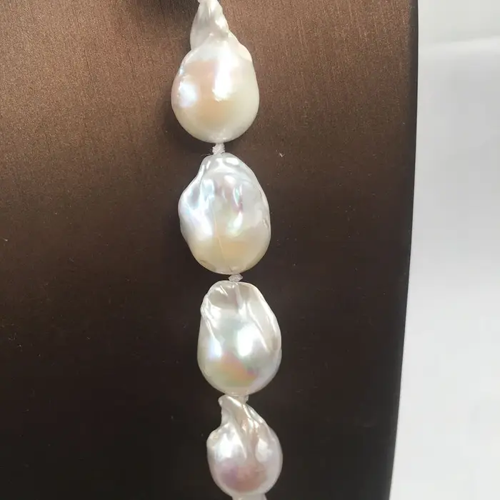 Grand collier de perles baroques d'eau douce naturelles