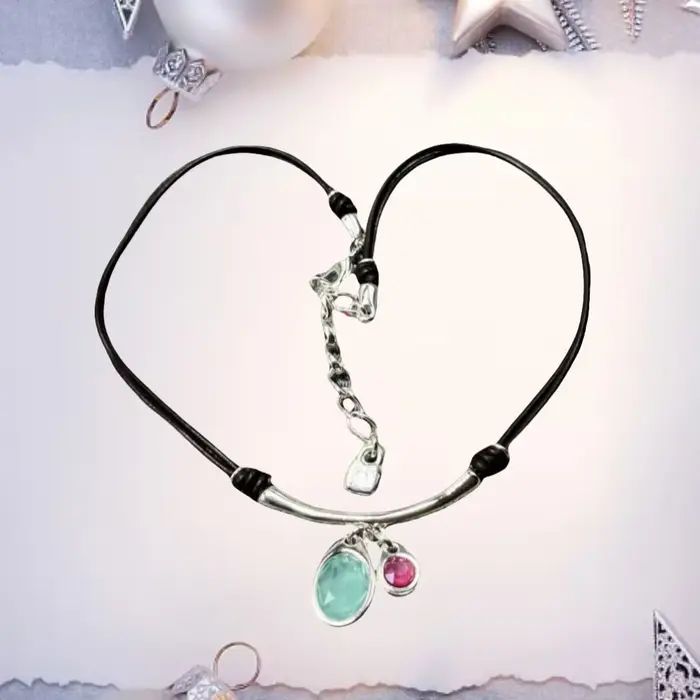 Collier en argent avec pendentif végétal design moderne élégant pour femmes occasions spéciales party soirée chic