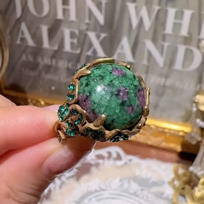 Bague de cocktail LOVE GREEN LIVE GREEN en cuivre plaqué or avec pierre verte et strass pour occasions spéciales femme engagement vintage style bohème