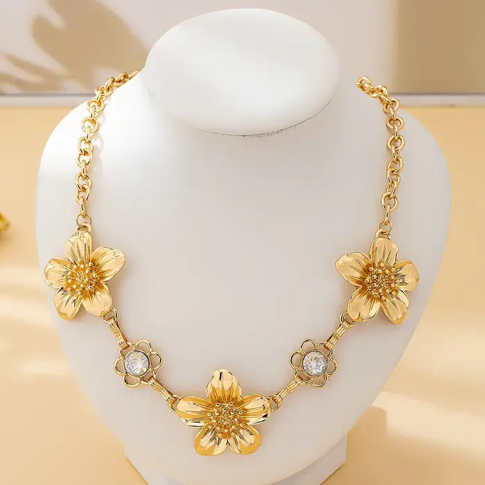 Collier simple pour femme avec fleur brillante, adapté au quotidien et aux vacances
