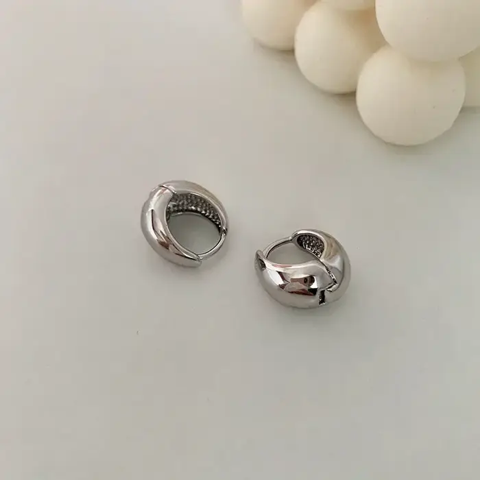 Boucles d'oreilles créoles géométriques lisses couleur argent pour femme