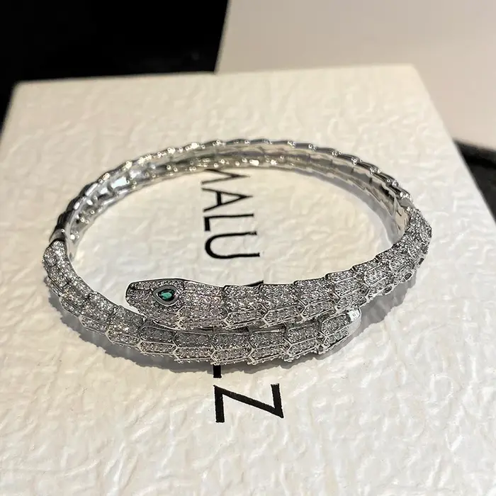 Bracelet serpent ouvert incrusté de Zircons scintillants, yeux verts, élégant, inspiré du Serpenti, 