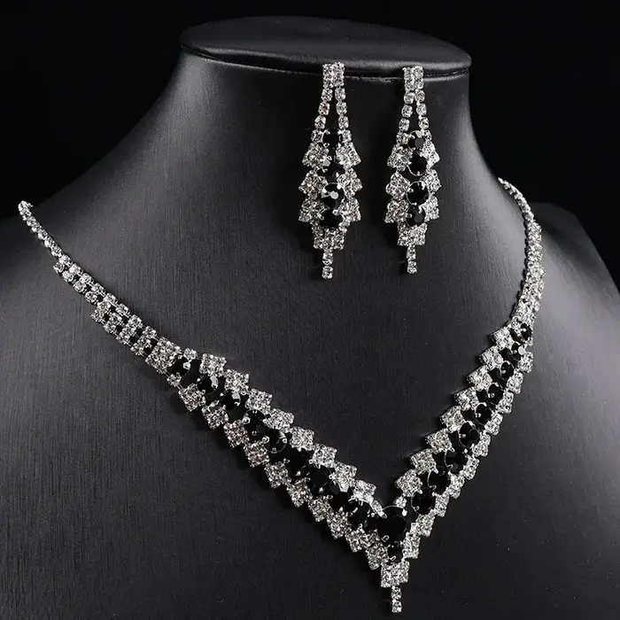 Ensemble collier et boucles d'oreilles en diamant rouge vin à la mode