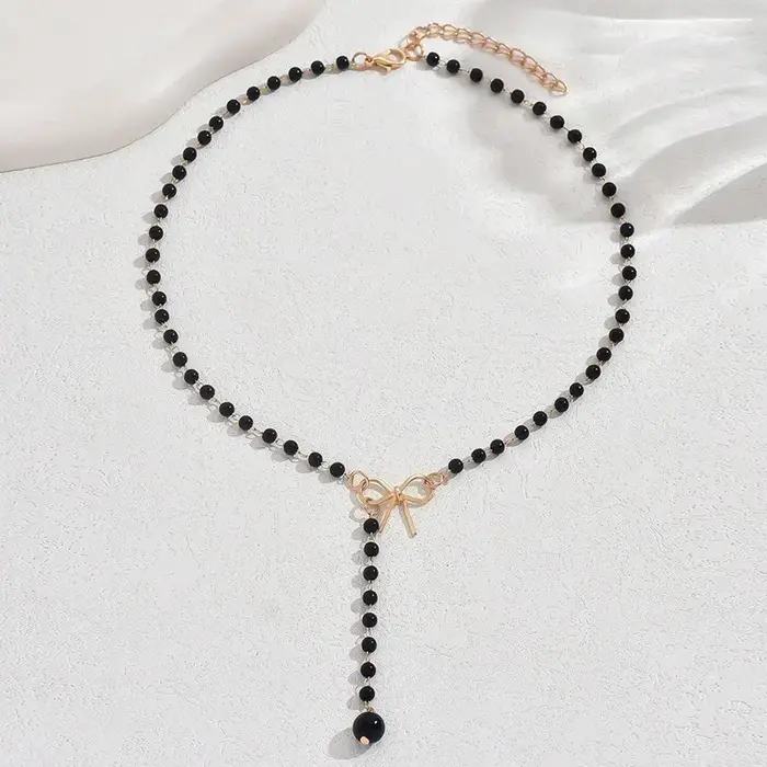 Collier à pampilles en perles noires et blanches pour femmes