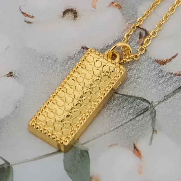 Collier pendentif carré en or pour femme