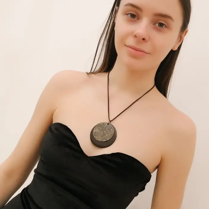 Collier bois fantaisie avec pendentif rond pour femmes bijoux vintage occasion spéciale anniversaire engagement party wedding