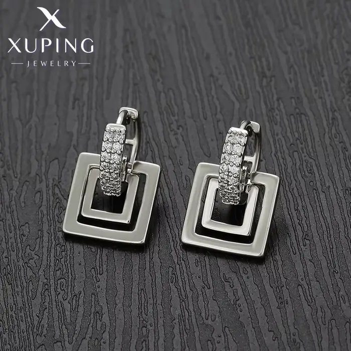 Boucles d'oreilles créoles élégantes en alliage de cuivre pour femmes, style classique, finition plaquée rhodium, idéal pour toutes occasions spéciales