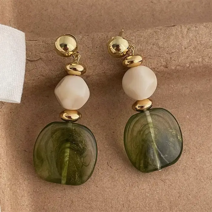 Boucles d'oreilles au design ambre rétro français à la mode, avec un luxe léger et une sensation hau