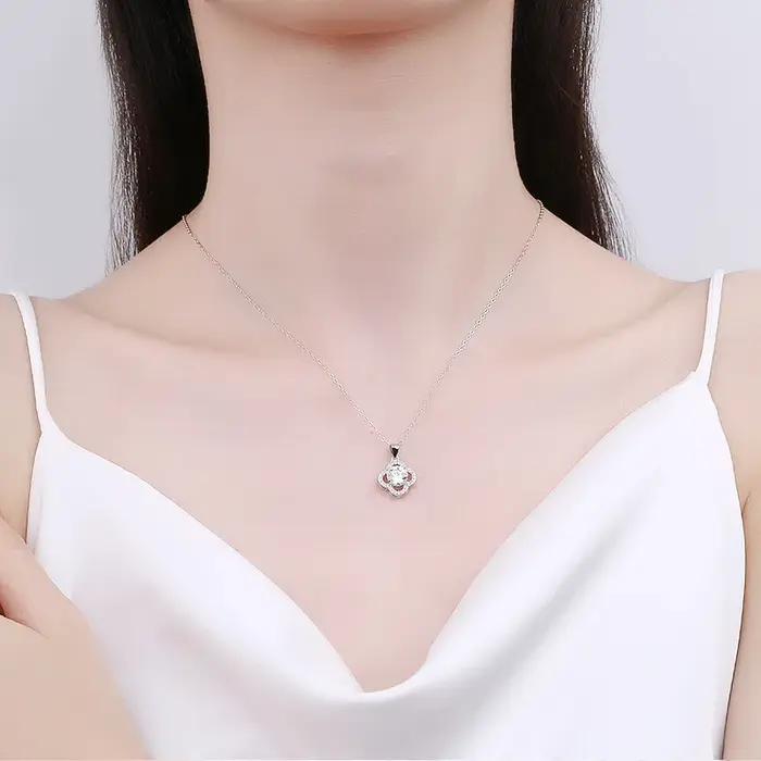 Collier en argent sterling S925 avec trèfle à quatre feuilles en moissanite