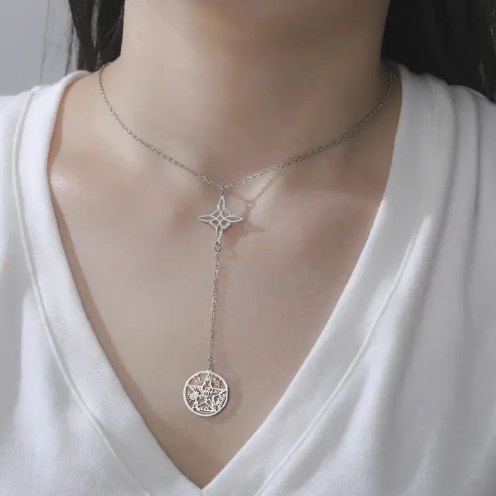 Collier avec pendentifs tétragrammaton avec nœud de sorcière