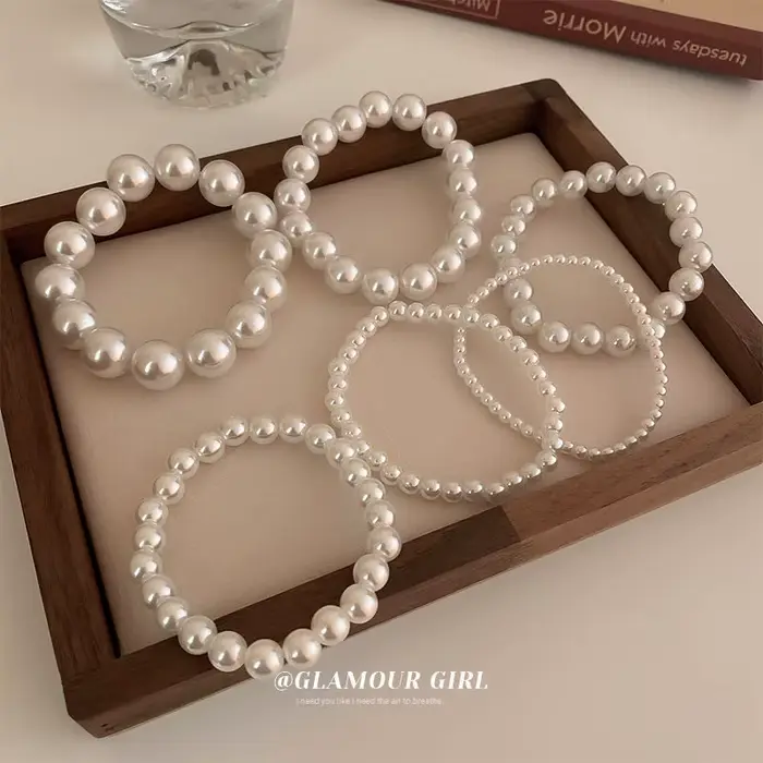 Bracelet élégant en faux perles blanches pour femmes bracelets à breloques ajustables pour mains occassions spéciales romantiques et quotidiennes